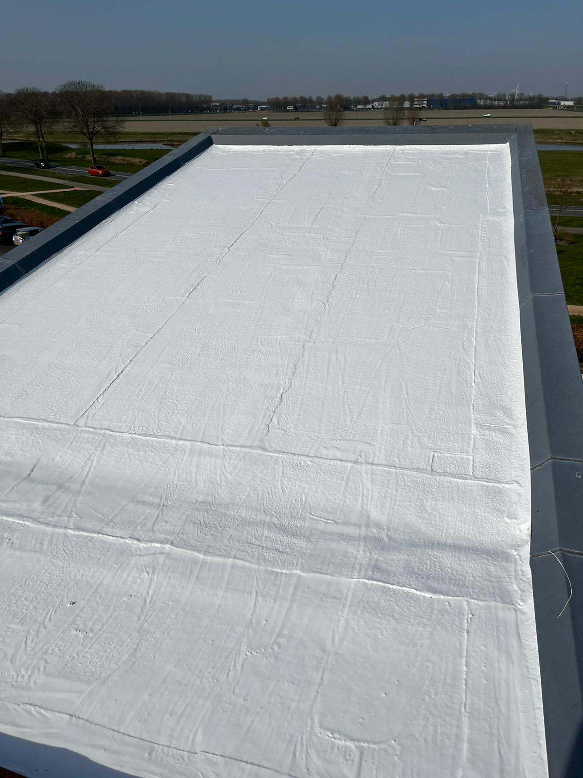 siliconen dakcoating Witte dakcoating bij een dakkapel in Zeewolde Hommersen & Beerepoot dakcoating