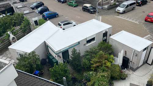 Dakcoating in Zaandam Witte dakcoating bij een dakkapel, schuur en twee garagesHommersen & Beerepoot